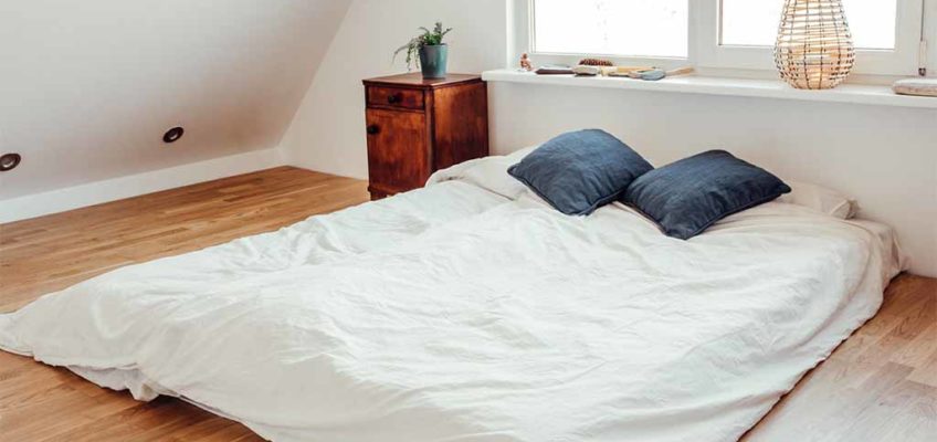 Dormir en el suelo, ¿buena o mala idea?